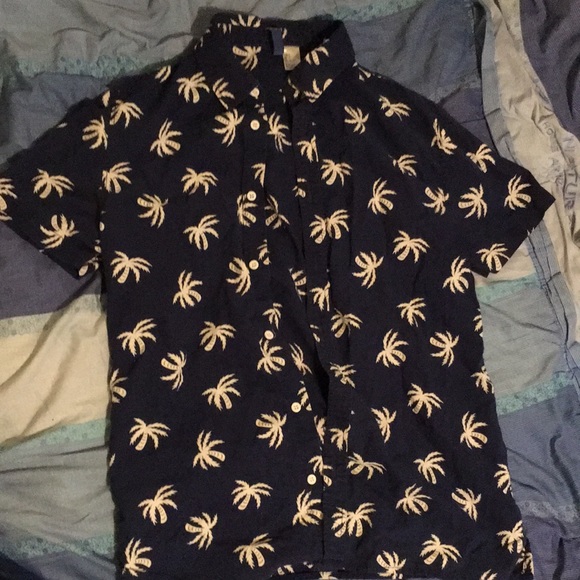 H&M palm tree short sleeve buttons down - Picture 1 of 2